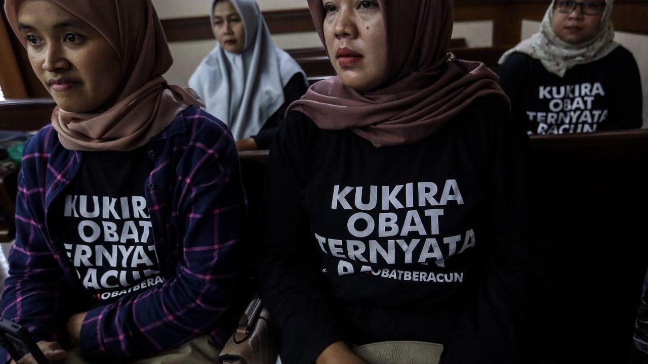 Solihah, orang tua korban Gangguan Ginjal Akut Progresif Atipikal (GGAPA) mendengarkan hakim berbicara saat menjalani sidang lanjutan gugatan class action GGAPA di Pengadilan Negeri Jakarta Pusat, Jakarta, Selasa (18/7/2023).