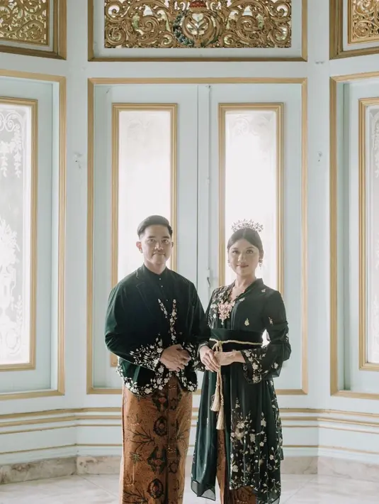 Erina dan Kaesang juga tampak mengenakan kebaya beludru. Kali ini, potongan kebaya panjang dengan potongan longgar serta aksen belt menambah keunikan model kebaya yang ditampilkan.  [Foto: Instagram/ Erina Gudono]