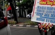 FOTO: HUT ke-77, Megawati Banjir Kiriman Karangan Bunga 'Penjaga Demokrasi' dari Aktivis 98
