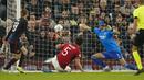 Bek Manchester United, Harry Maguire (tengah) mencetak gol ke gawang FC Copenhagen pada laga matchday ketiga Grup A Liga Champions 2023/2024 di Old Trafford Stadium, Rabu (25/10/2023) dini hari WIB. (AP Photo/Dave Thompson)