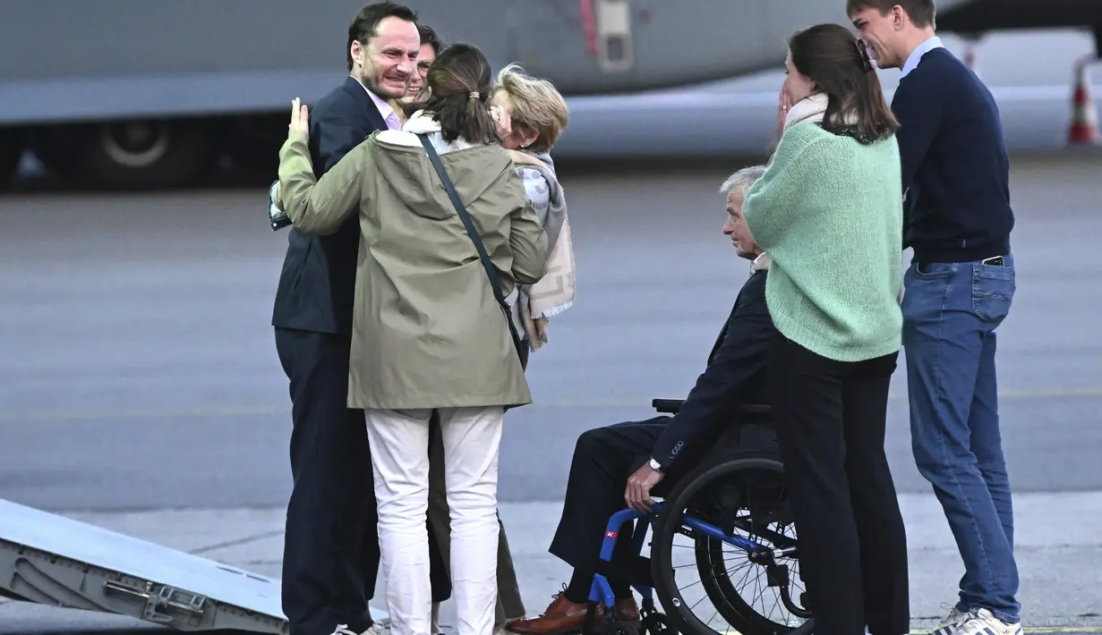 Olivier Vandecasteele, seorang pekerja bantuan Belgia yang ditahan selama 455 hari di penjara Iran akhirnya dibebaskan. (Didier Lebrun/Pool Photo via AP)