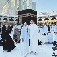 Sebelum meninggal dunia, Jeje Govinda dan sang bunda sempat menjalani ibadah umrah bersama. Keduanya pun terlihat bahagia saat umrah di Tanah Suci.
