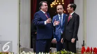 Presiden Republik Tajikistan, H.E. Mr. Emomali Rahmon berbincang dengan Presiden Jokowi di halaman Istana Merdeka, Jakarta, Senin (1/8). Usai menggelar pertemuan, berlangsung penandatangan nota kesepahaman tentang bebas Visa. (Liputan6.com/Faizal Fanani)