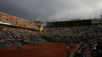 Pertandingan semifinal Prancis Terbuka 2015 yang mempertemukan Novak Djokovic lawan Andy Murray harus ditunda karena cuaca buruk.