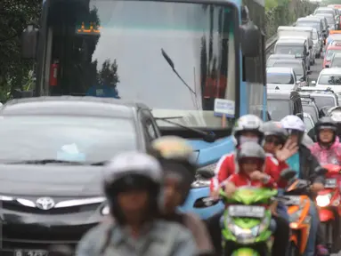 Sejumlah kendaraan yang mengarah ke pintu masuk ragunan tersendat, Jakarta, Minggu (25/12). Hal tersebut diakibatkan oleh banyaknya antrean kendaraan ke arah pintu masuk utama Ragunan. (Liputan6.com/Helmi Afandi)