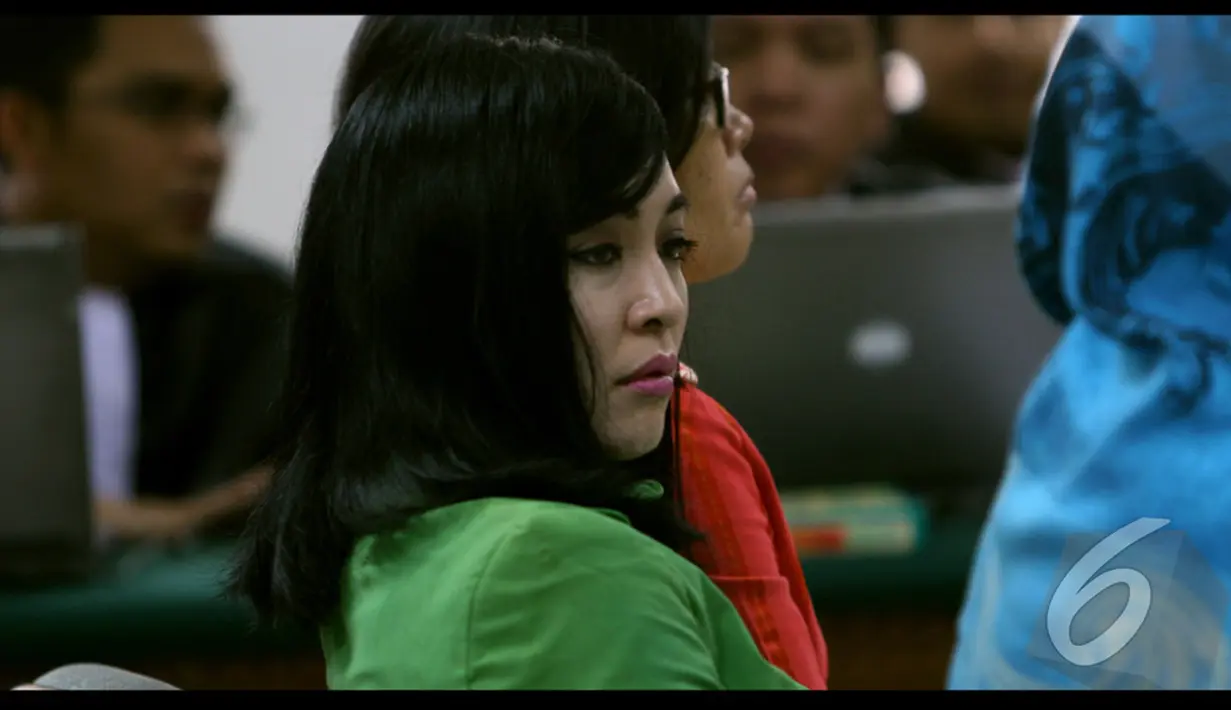 Angelina Sondakh saat menjadi saksi di sidang Anas Urbaningrum. Ia membantah memberi uang kepada DPC untuk memenangkan Anas, Jakarta, Senin (18/8/2014) (Liputan6.com/Faisal R Syam)