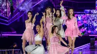 Grup K-pop Korea Selatan, Oh My Girl, tampil dalam konser K-pop sebagai bagian dari Seoul Festa 2023, di stadion Jamsil di Seoul, pada 30 April 2023. (ANTHONY WALLACE/AFP)
