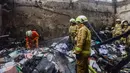 Petugas pemadam kebakaran melakukan pendinginan ruang gudang yang terbakar di SDN Srengseng sawah 04, Jakarta Selatan, kamis, 06 Agustus 2026. (KLY/ Arie Basuki)
