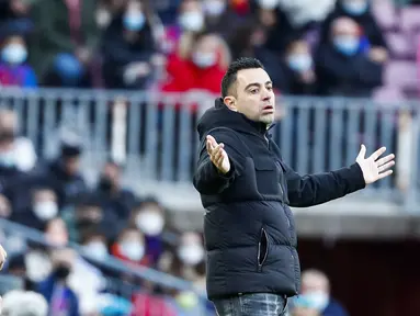 Pelatih Barcelona, Xavi Hernandez, tak mampu menutupi kekecewaan usai anak asuhnya dipermalukan Real Betis di Camp Nou pada laga Liga Spanyol, Sabtu (4/12/2021). (AP/Joan Monfort)