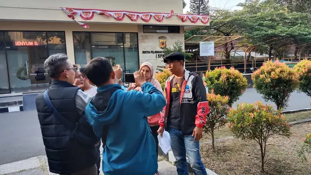 Indra Ramdani, ayah korban perundungan siswa salah satu SMP di Garut, Jawa Barat selepas melaporkan kejadian itu ke Mapolres Garut. (Liputan6.com/Jayadi Supriadin)