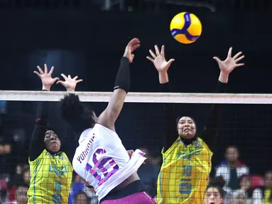 Pemain andalan Jakarta Popsivo Polwan, Yonkaira Pena melakukan spike keras ke arah daerah pertahanan Jakarta Electric PLN dalam lanjutan putaran kedua Proliga 2026 di GOR Utama, Bojonegoro pada Jumat (13/02/2026).