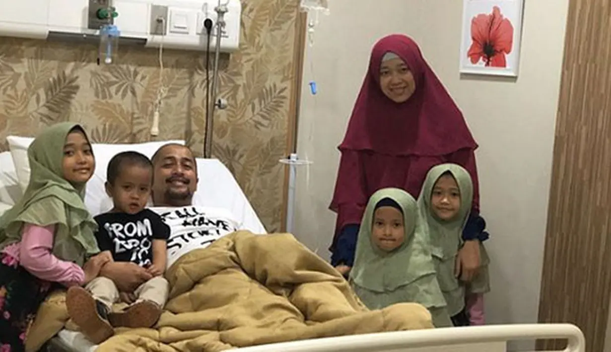 Dan benar saja, lewat video singkat di Instagram, Irfan mengatakan bahwa kemarin, Rabu (31/1/2018), Irfan telah keluar dari rumah sakit. Ia juga menceritakan penyakit yang dideritanya hingga tindakan yang telah dilakukan dokter. (Instagram/irfanhakim75)