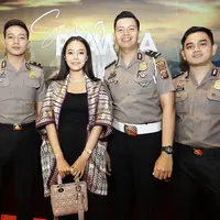 Anggika Bolsterli bersama dengan para pemain film Sang Prawira saat Presscreening