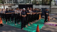 Pasukan Brimob menunaikan ibadah salat Ashar berjamaah disela pengamanan di kawasan Bundaran HI, Jakarta, Rabu (29/5/2019). Di tengah tugas mengamankan situasi, para anggota Brimob tak lupa untuk tetap menjalankan kewajibannya sebagai umat beragama. (Liputan6.com/Faizal Fanani)