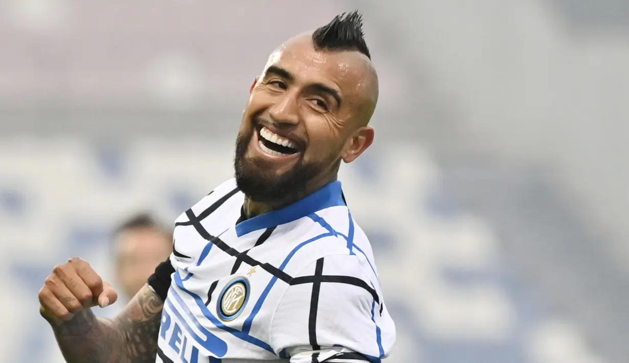 Gelandang Inter Milan, Arturo Vidal, tersenyum usai gol bunuh diri pemain Sassuolo pada laga Liga Italia di Stadion Mapei, Sabtu (28/11/2020). Inter Milan menang dengan skor 3-0. (Massimo Paolone/LaPresse via AP)