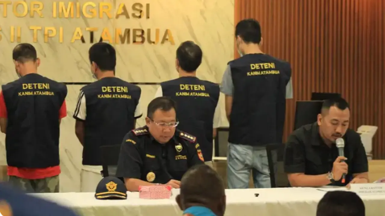 Foto: Imigrasi Kelas II TPI Atambua, NTT saat menggelar konferensi pers terkait penangkapan WNA China.