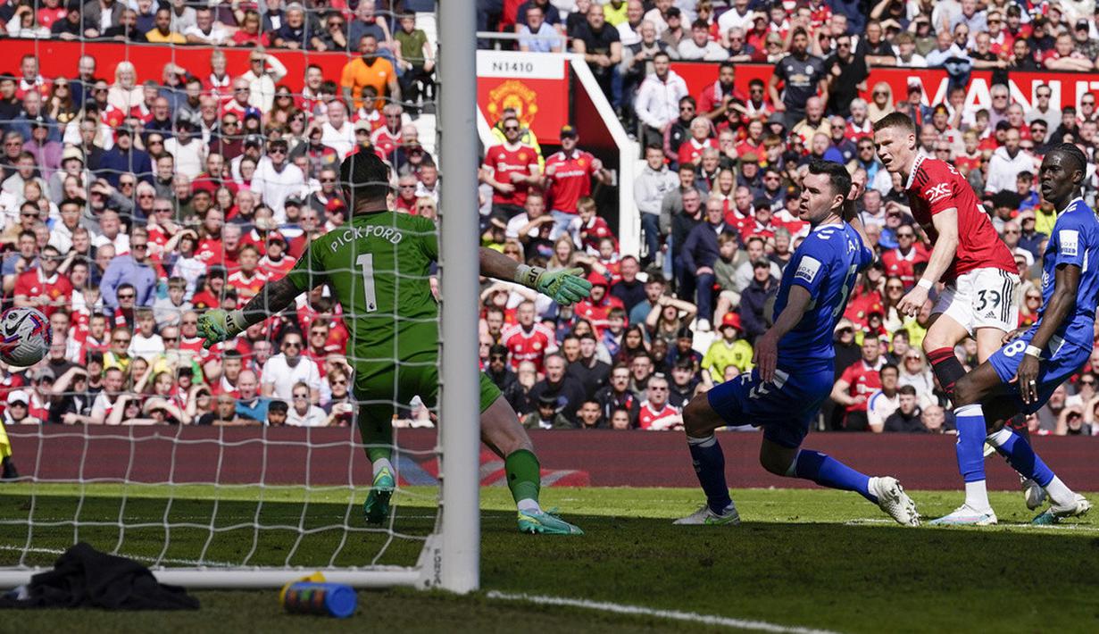 <p>Pemain Manchester United Lisandro Martinez (kanana) berebut bola dengan pemain Everton Dwight McNeil pada pertandingan sepak bola Liga Inggris di Stadion Old Trafford, Manchester, Inggris, Sabtu (8/4/2023). (AP Photo/Dave Thompson)</p>