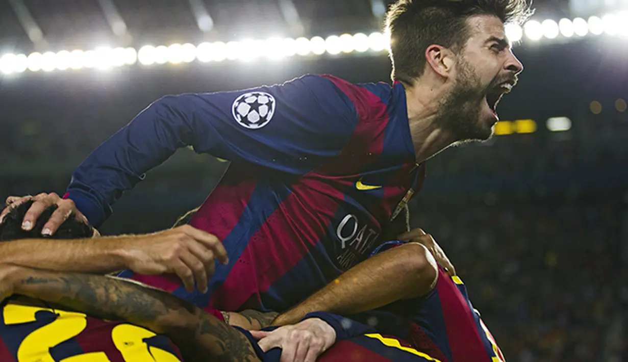 Gerard Pique ikut merayakan gol kemenangan bersama rekan setim lainnya. (EPA/Alejandro Garcia)