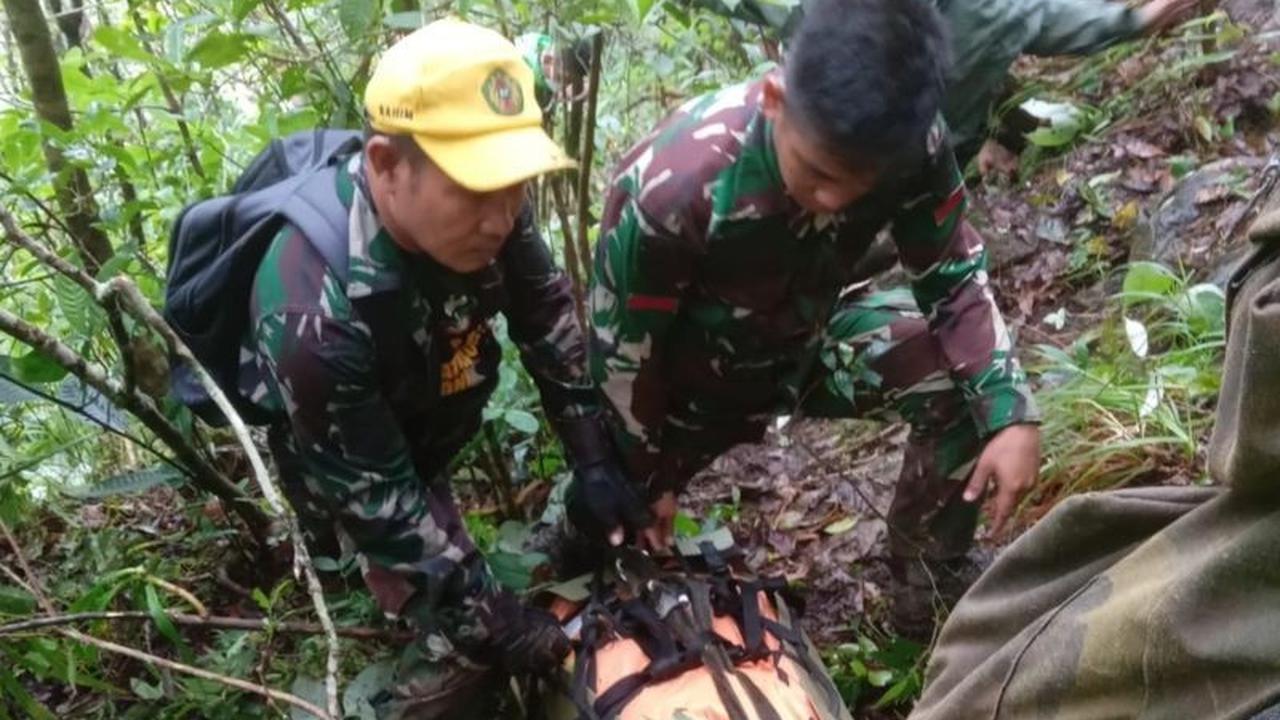 Prajurit TNI Temukan Enam Korban Pesawat ATR 42-500 di Gunung Bulusaraung