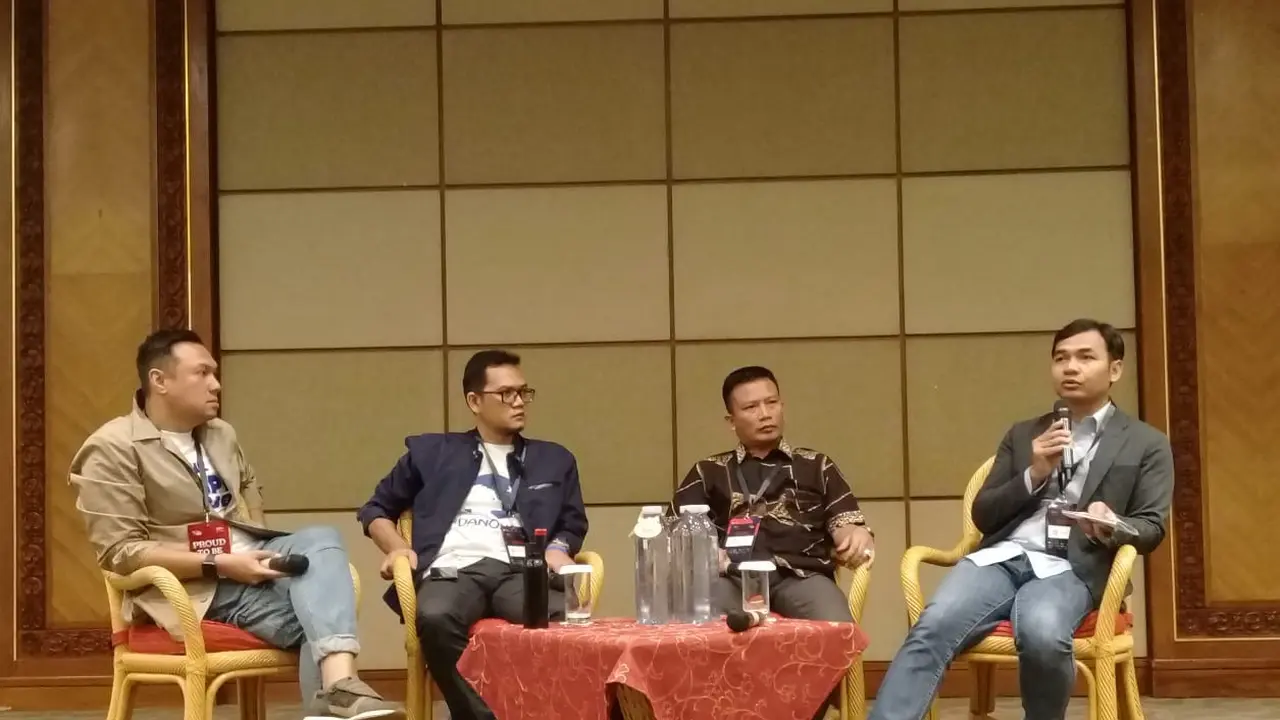 Pembicara dari DANONE dan Water.org