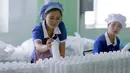 Pekerja Korea Utara mempersiapkan botol yang akan diisi produk kosmetik di Pabrik Kosmetik Pyongyang di Pyongyang, 8 September 2018. Pabrik Kosmetik Pyongyang adalah salah satu produsen utama barang-barang kosmetik di Korea Utara. (AP Photo/Ng Han Guan)