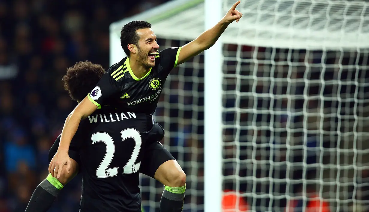 Penyerang Chelsea, Pedro, merayakan gol yang dicetaknya ke gawang Leicester pada laga Liga Inggris di Stadion King Power, Inggris, Sabtu (14/1/2017). (EPA/Tim Keeton)