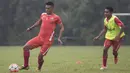 Bek Persija, Maman Abdurahman berusaha mengontrol bola pada latihan perdana jelang babak 8 besar Piala Jenderal Sudirman di Lapangan Sawangan, Depok, Jawa Barat, Jumat (4/12/2015). (Bola.com/Vitalis Yogi Trisna)