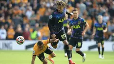 Tottenham Hotsupr tampil menekan sejak dimulainya pertandingan pada babak pertama. Datang sebagai tim tamu, Spurs berhasil unggul terlebih dahulu lewat Dele Alli (kiri) ketika waktu baru berjalan sembilan menit. (Foto: AFP/Lindsey Parnaby)