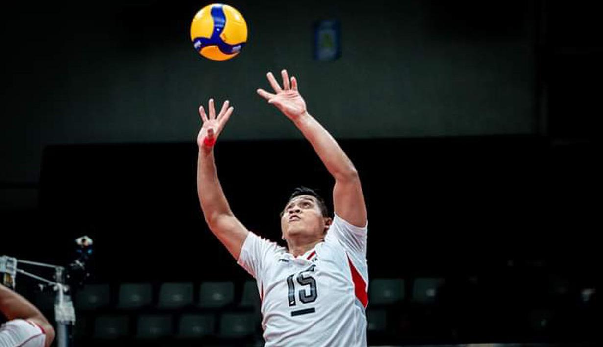 Pemain Timnas voli putra Indonesia, Dio Zulfikri memberi umpan saat menghadapi Filipina pada laga kedua putaran pertama SEA V League 2024 di Ninoy Aquino Stadium, Manila, Filipina, Sabtu (17/8/2024). (PNVF/Kimberly Pauig)