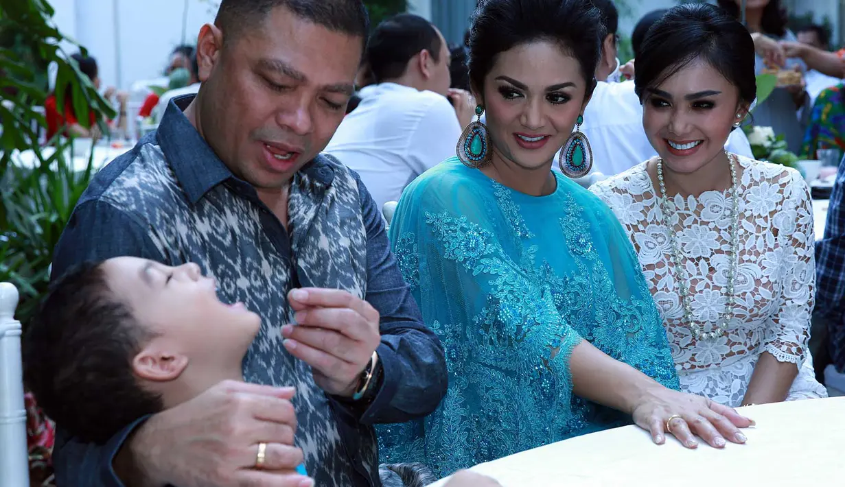 Krisdayanti dan Yuni Shara tertawa melihat perilaku Kellen Alexander. (Deki Prayoga/Bintang.com)