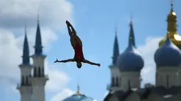Peloncat indah Kanada, Lysanne Richard, beraksi di nomor High Diving 20m putri dalam Kejuaraan Dunia Akuatik 2015 di Kazan, Rusia. (4/8/2015). Bangunan di latar gambar adalah Masjid Kul Sharif (kiri) dan Katedral Annunciation. (Reuters/Hannibal Hanschke).