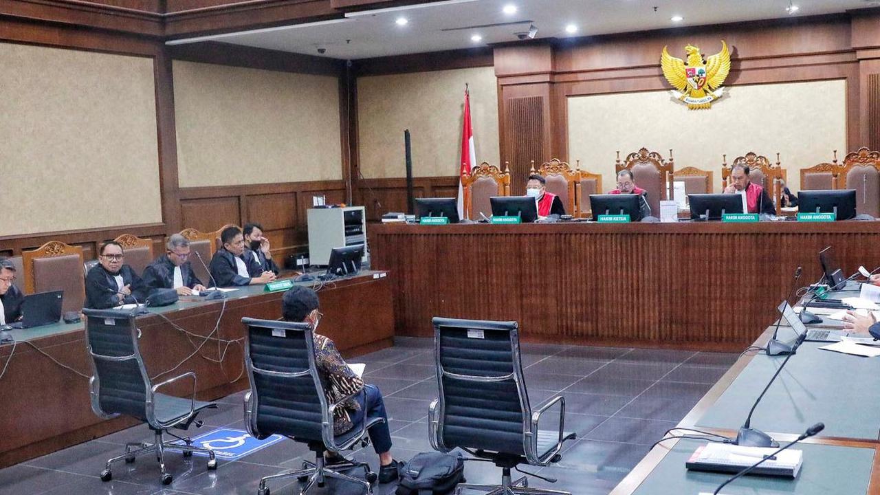 Irwan menjawab, saat itu dia melaporkan ada tambahan uang berasal dari Yusrizki selaku Dirut PT. Basis Utama Prima, sebesar 500.000 USD, atau sekitar Rp7 miliar.<br>
