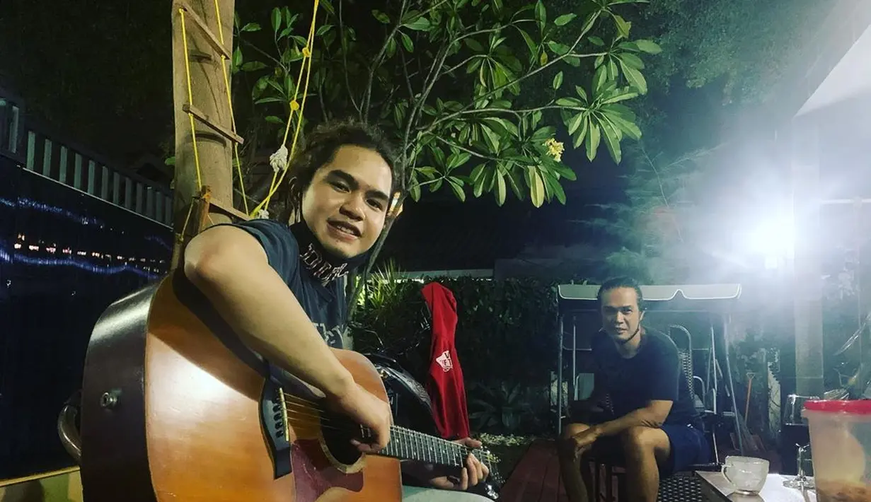 Dul juga mengatakan bahwa kedua orang tuanya selalu memberikan kebebasan terhadap dirinya dalam memilih jalan hidup. Seperti karier dan urusan asmara. (Instagram/duljaelani)