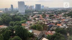 Lansekap permukiman dan gedung bertingkat terlihat di Pasar Minggu, Jakarta, Minggu (25/10/2020). Menurut data terbaru Kementerian PUPR sampai medio 2019 lalu, baru 13 dari 174 kota di Indonesia yang memahami pentingnya RTH bagi pembangunan dan pengembangan wilayah. (Liputan6.com/Immanuel Antonius)