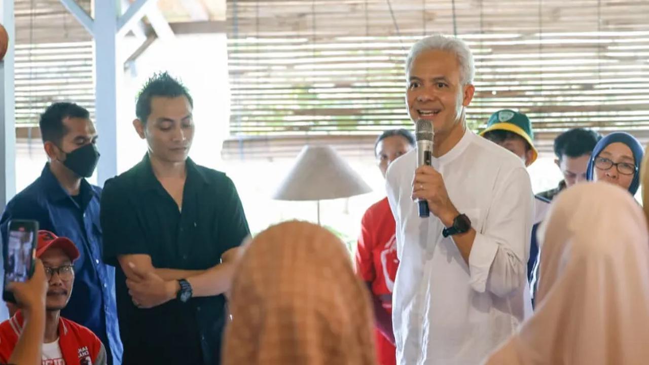 Calon Presiden Ganjar Pranowo berdiskusi dengan puluhan organisasi relawan di Desa Mekargalih, Kecamatan Jatiluhur, Kabupaten Purwakarta, Jawa Barat.&nbsp;