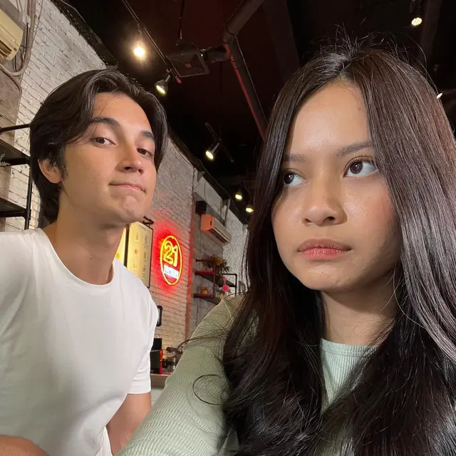 Tetap Profesional, Ini 6 Potret Hanggini dan Junior Roberts di Balik Layar Geez & Ann Series