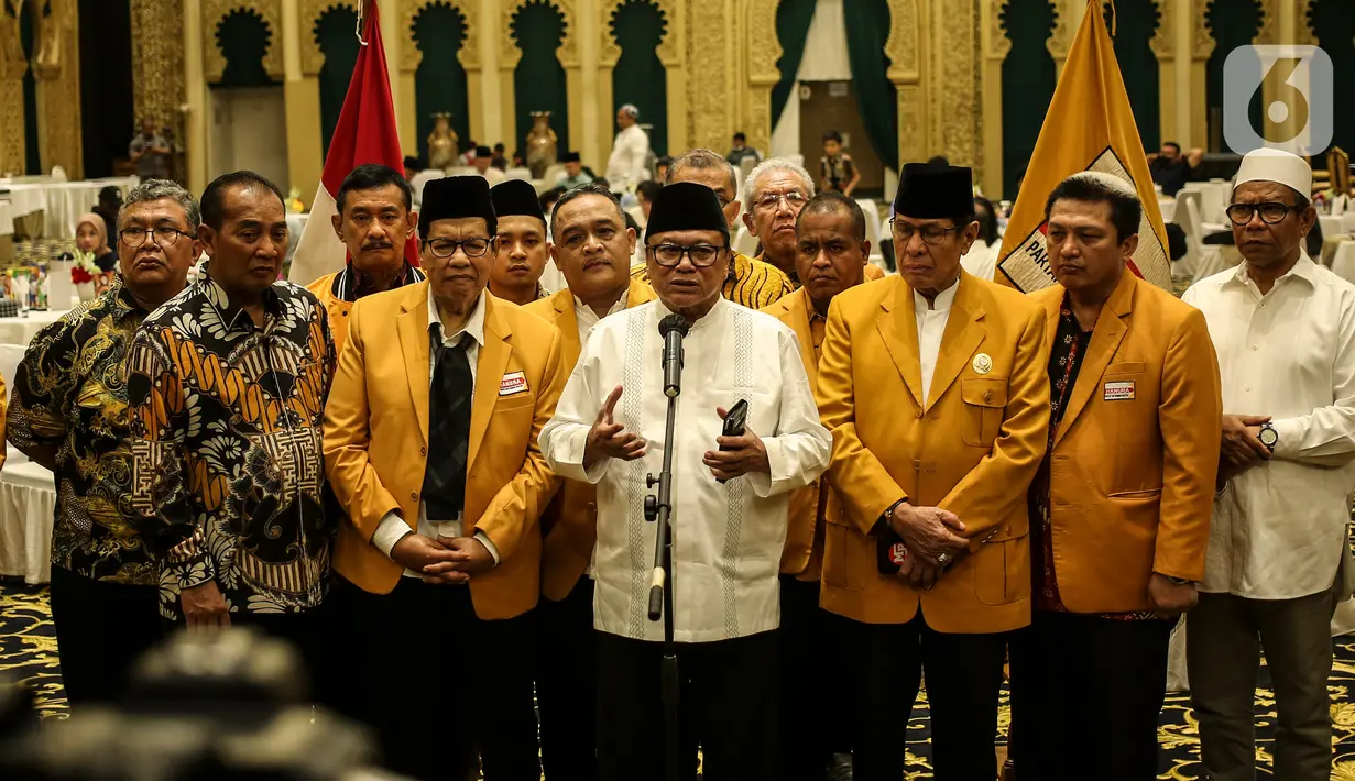 Ketum Partai Hati Nurani Rakyat Oesman Sapta Odang bersama seluruh Petinggi Partai Hanura memberikan keterangan pers di Jakarta, Sabtu (22/4/2022). (Liputan6.com/Johan Tallo)