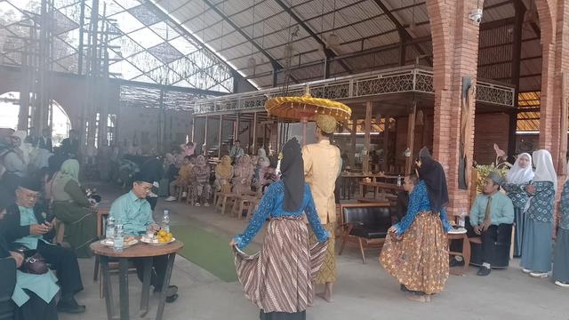 Para siswa Madrasah Aliyah Karya Muda (KM) Banyuresmi, Garut, Jawa Barat, mentas upacara adat sunda dalam pelepasan dan kenaikan kelas. (Liputan6.com/Jayadi Supriadin)