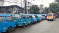 Sejumlah angkot sedang menunggu penumpang di Simpang Depok, Jalan Raya Bogor, Kota Depok, Sabtu (10/9/2022). Pemkot Depok menetapkan kenaikan tarif baru angkot. (Liputan6.com/Dicky Agung Prihanto)