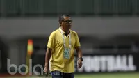 Pelatih Persela Lamongan, Herry Kiswanto saat melawan PS TNI pada lanjutan Liga 1 Indonesia 2017 di Stadion Pakansari, Bogor, Sabtu (27/5/2017). (Bola.com/Nicklas Hanoatubun)