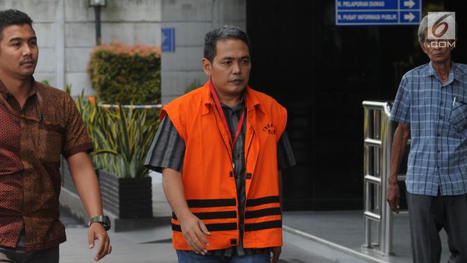Plh Kadis PU Kota Pasuruan Dwi Fitri Nurcahyo (tengah) tiba di Gedung KPK, Jakarta, Jumat (16/11). Dwi diperiksa sebagai tersangka terkait suap pengadaan barang dan jasa di lingkungan Pemkot Pasuruan dari APBD 2018. (Merdeka.com/Dwi Narwoko)