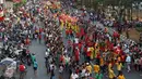 Warga memadati  ruas Jalan Hayam Wuruk, Jakarta Barat, ketika pawai kirab budaya melintas, Minggu (18/10/2015).  Sejumlah peserta pawai ini berasal dari 90 tempat ibadah Tridarma se-Indonesia. (Liputan6.com/Immanuel Antonius)