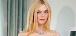 Pesona riasan Elle Fanning dengan maskara drugstore di perhelatan Golden Globes. (Foto: Instagram/ Elle Fanning)