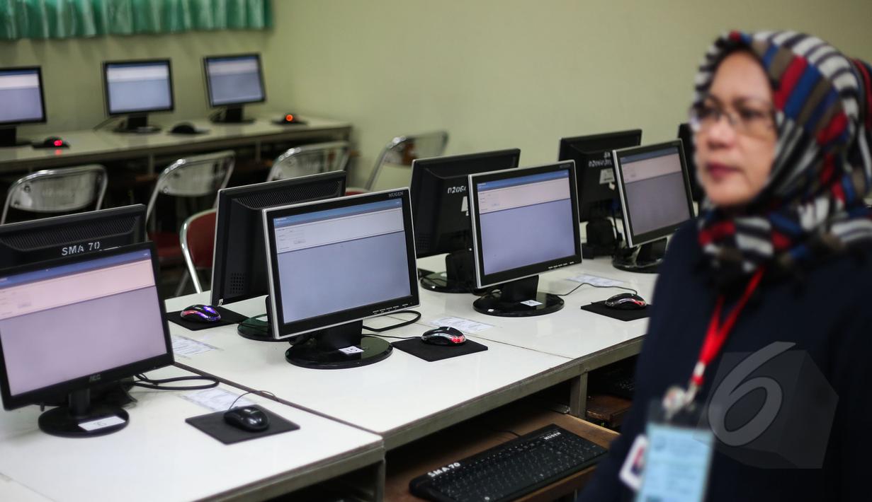 Persiapan ujian nasional (UN) 2015 berbasis komputer di SMA Negri 70, Jakarta, Senin (13/4/2015). Sebanyak 585 dari 70 ribu sekolah menjadi percontohan untuk menjalankan ujian nasional berbasis komputer di seluruh Indonesia.  (Liputan6.com/Faizal Fanani)