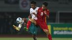 Pemain Timnas Indonesia U-19, Kakang Rudianto(kiri) berebut bola dengan pemain Timnas Vietnam U-19, Nguyen Gian Tan saat laga Grup A Piala AFF U-19 2022 antara Timnas Indonesia U-19 melawan Timnas Vietnam U-19 di Stadion Patriot Candrabhaga, Bekasi, Jawa Barat, Sabtu (02/07/2022). (Bola.com/Ikhwan Yanuar)