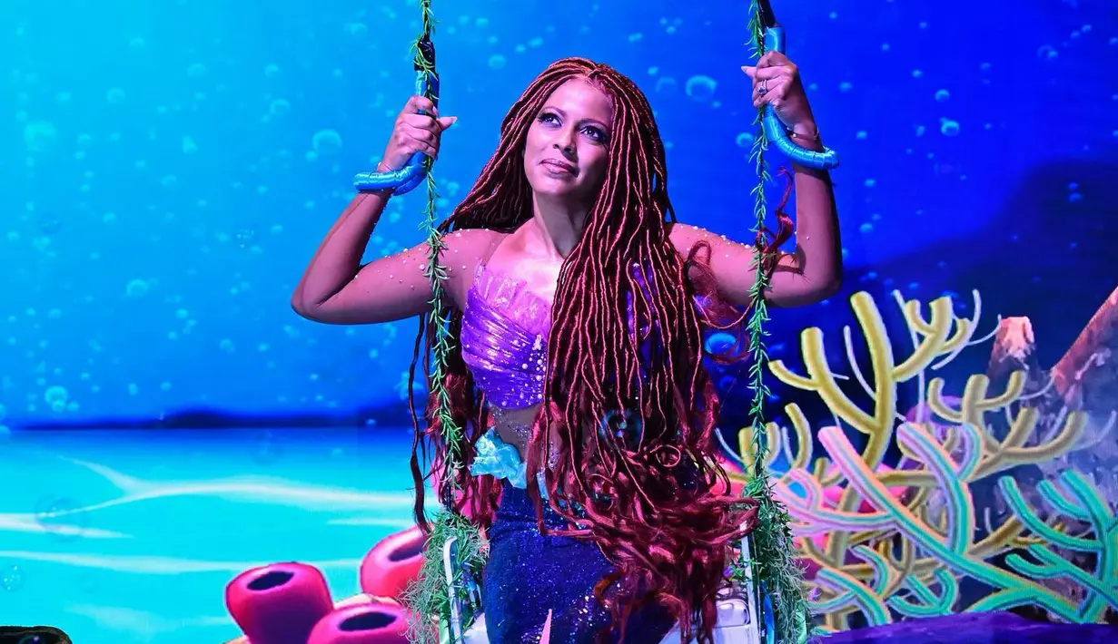 Jurnalis dan host Tamron Hall juga menduplikasi tampilan Ariel dengan rok sirip lengkap dengan ekor ikan yang dramatis. (Foto: Instagram @tamronhall)