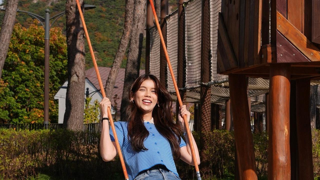 7 Potret Sabrina Chairunnisa Recreate Adegan Drakor 'LOVE NEXT DOOR', Rela Pakai Baju Tipis di Musim Gugur - Dipuji Mirip Bae Seok Ryu