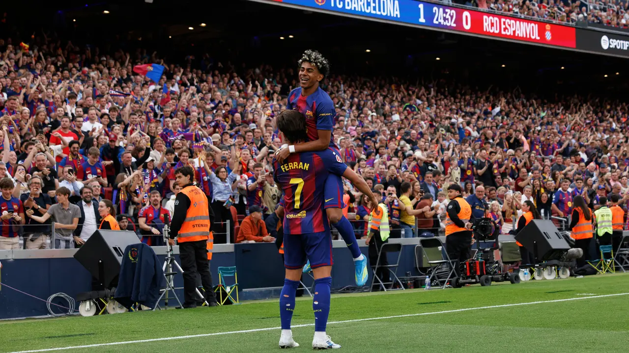 Pemain Barcelona Ferran Torres (kiri) merayakan gol yang dicetaknya bersama Lamine Yamal