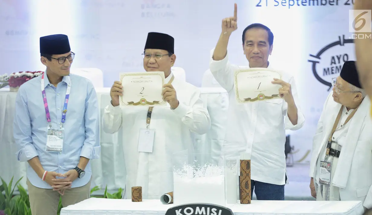 Dua pasang capres-cawapres Prabowo Subianto-Sandiaga Uno dan Joko Widodo-Ma'ruf Amin menunjukan nomor urut peserta Pemilu 2019 di Kantor KPU, Jakarta, Jumat (21/9).  (Liputan6.com/Faizal Fanani)