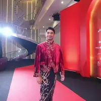 Reza Rahadian dan film 24 Jam Bersama Gaspar berhasil masuk beberapa kategori di FFI 2023. Reza tampil dengan beskap berwarna merah yang senada dengan warna Piala Citra tahun ini.